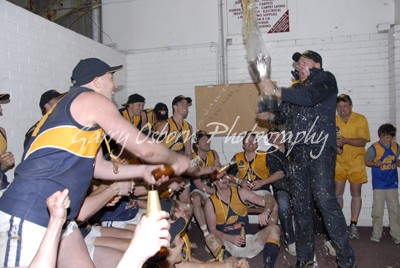 Mansfield Coach - Kelly, Cup & Players